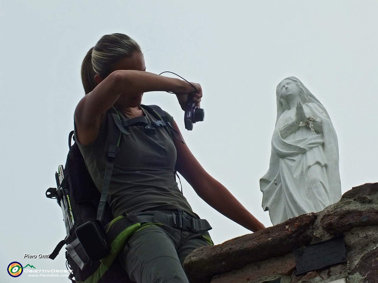 49 Per una bella foto alla Madonnina.JPG